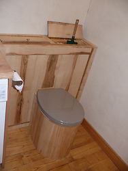 toilettes sèches en frêne massif,compartiment à copeaux. 