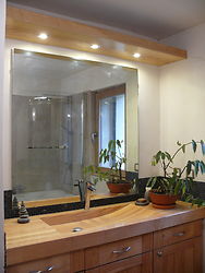 Meuble de salle de bains en frêne vernis PU. Bandeau lumineux en placage bois.  
