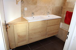 Meuble de salle de bains en frêne huilé blanchi. 