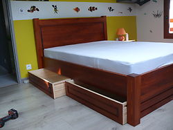 Lit 140x190 en pin massif teinté vernis, 2 grands tiroirs en dessous du lit. 