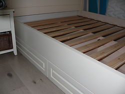 finition peinture à l'eau. 2 grands tiroirs en dessous du lit. 